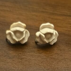 VINTAGE Elegant White Rose Stud Earrings, clip-on